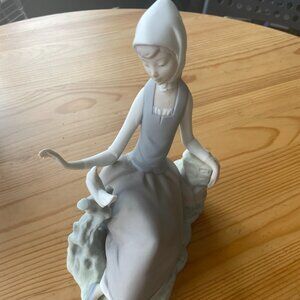 L'ladro Figurine Girl with Bird Retired